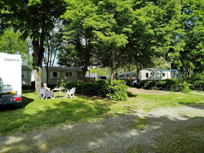 Emplacement Nu: Camping Car, Tente, Caravane -  Entre 80 & 100 M² -