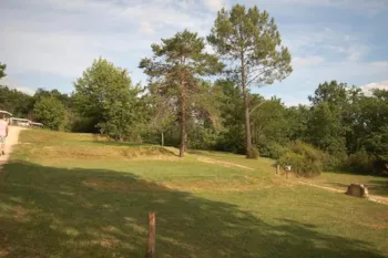 Stellplatz - Stellplatz + Fahrzeug + Strom - Camping des Bastides