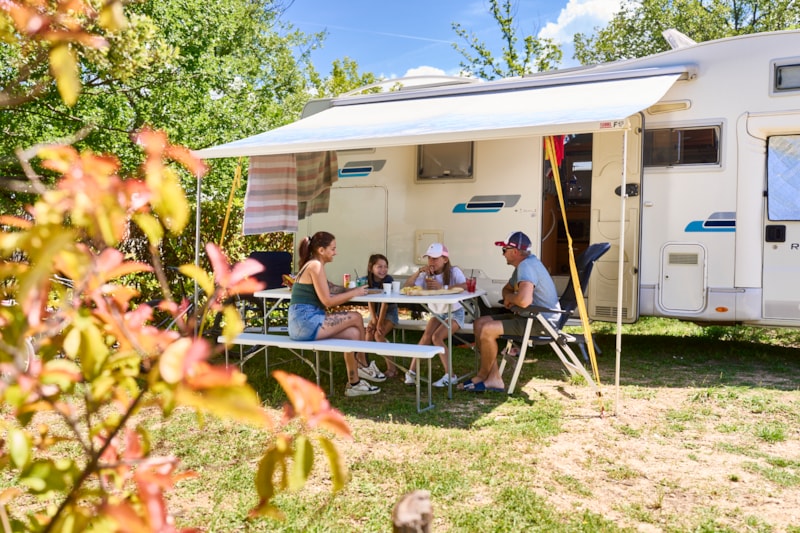 Standplaats : camper + elektriciteit + water
