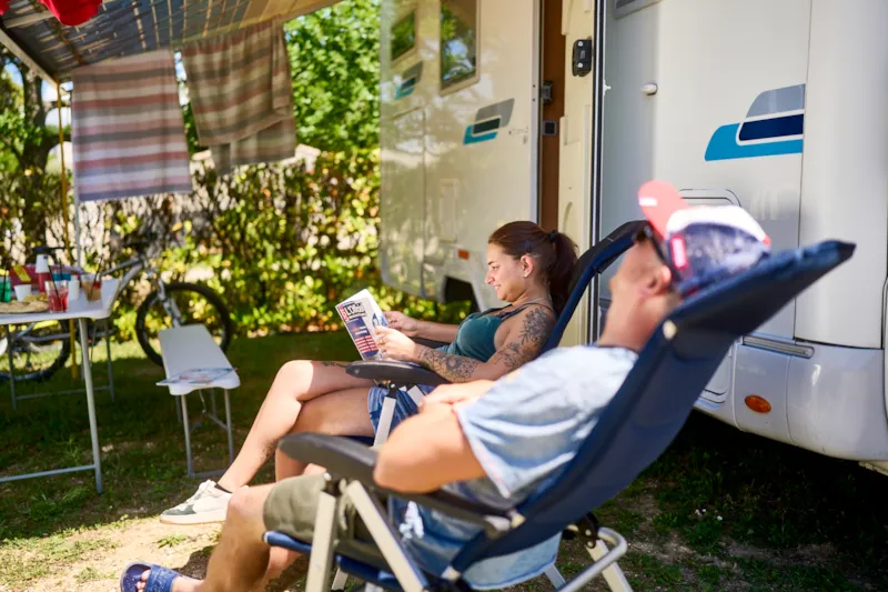 Emplacement : Camping Car + Électricité + Eau