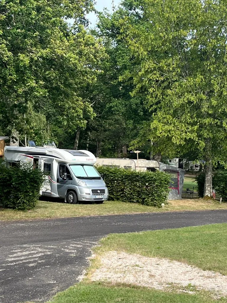 Stellplatz - Camping-Pauschale (Stellplatz, 2 Personen, 1 Fahrzeug) - Camping Onlycamp de la Varenne