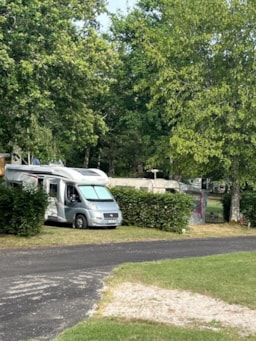 Kampeerplaats(en) - Forfait Camping (Standplaats, 2 Personen, 1 Voertuig) - Camping Onlycamp de la Varenne