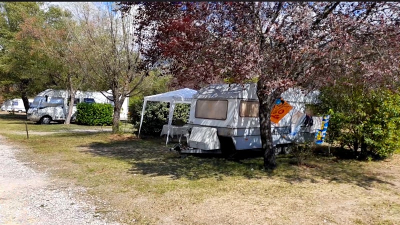 Emplacement : voiture +tente/caravane ou camping car 2/6 pers