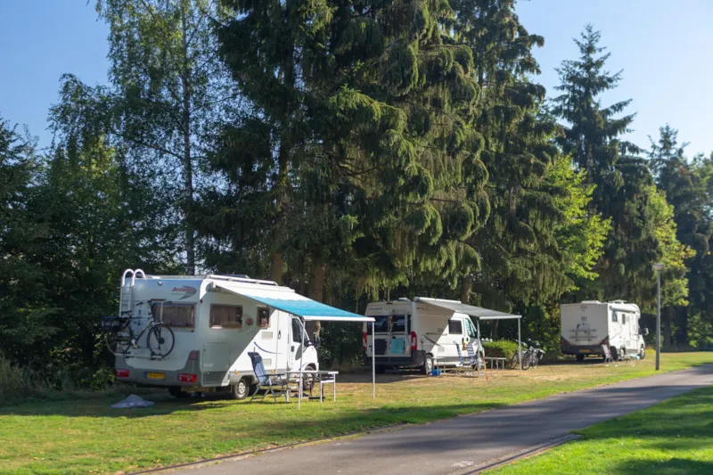 Emplacement Pour Campingcars, Caravanes & Tentes (Avec Voiture)