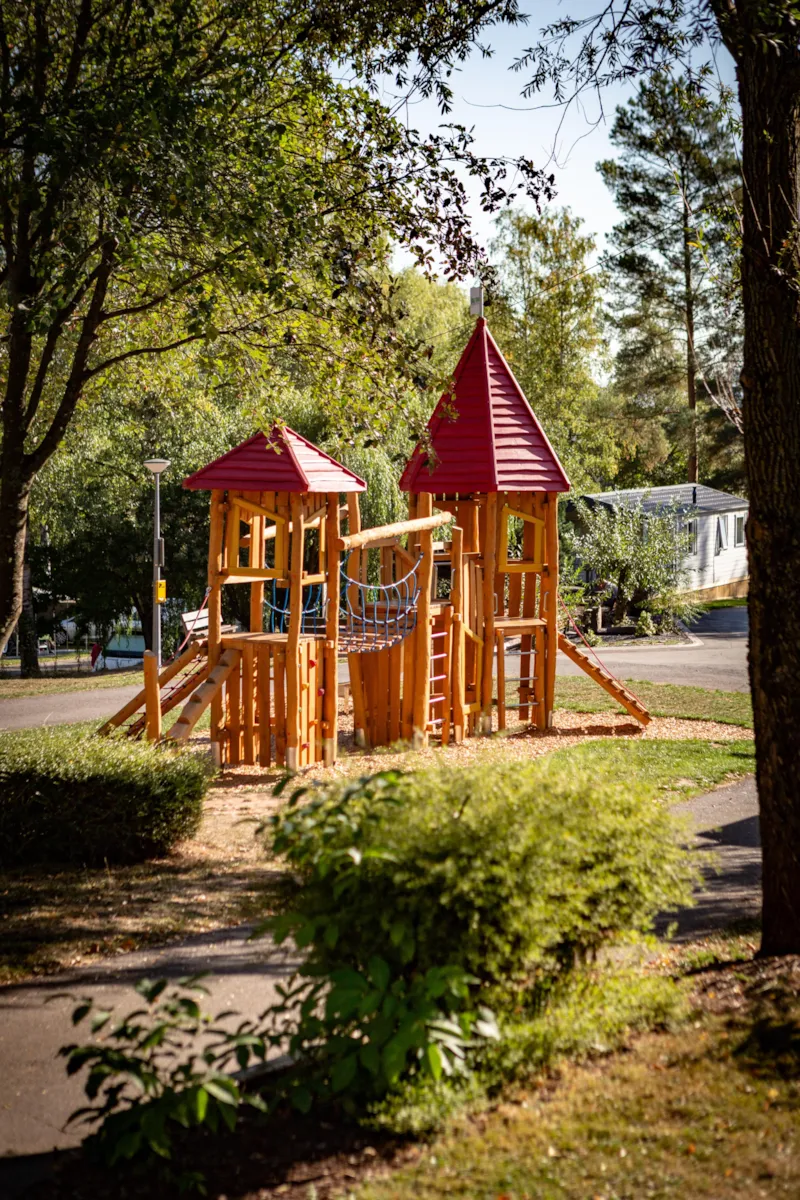 Emplacement Pour Campingcars, Caravanes & Tentes (Avec Voiture)