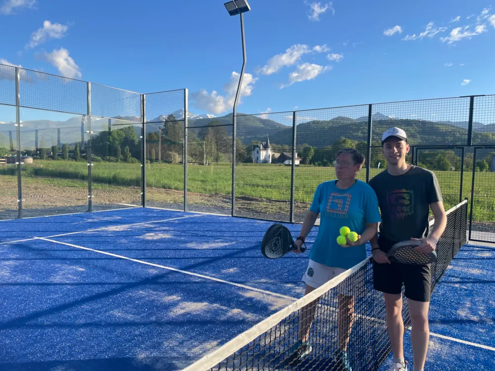 Stellplatz - Terrain De Padel - Camping LE MONLOO