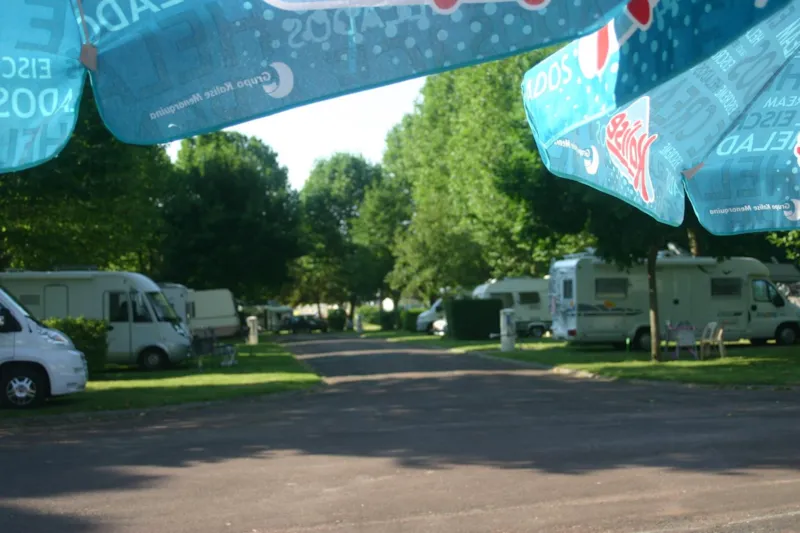 Emplacement 2 Pers + Une Installation + Une Voiture Ou 2 Pers + Camping-Car, Sans Électricité