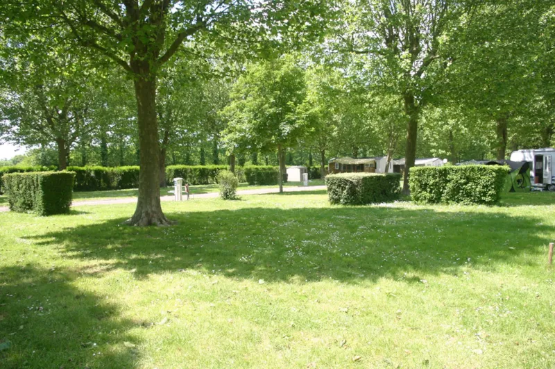 Emplacement 2 Pers + Une Installation + Une Voiture Ou 2 Pers + Camping-Car, Sans Électricité