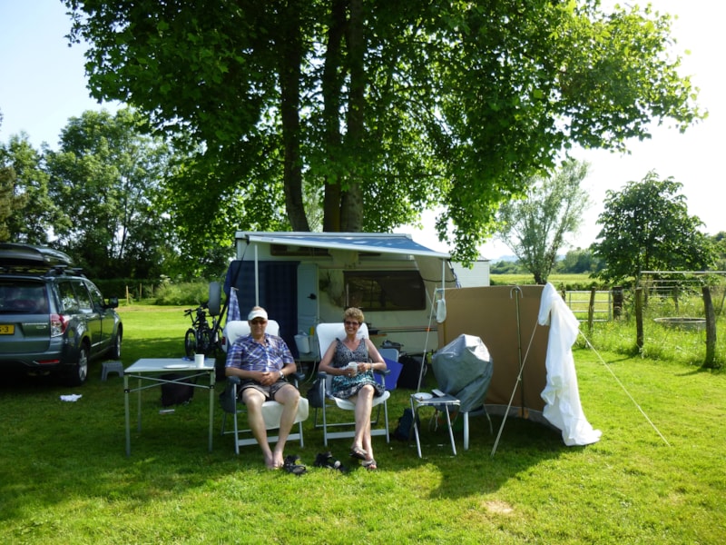 Standplaats confort : 2 personen + 1 tent of een caravan + een auto of een camper + elektriciteit
