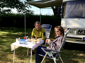 Stellplatz - Stellplatz Confort > 5.5 M : 2 Personen. + (Auto) Oder (1 Wohnwagen) Oder (1 Wohnmobil) - Camping Vert Auxois