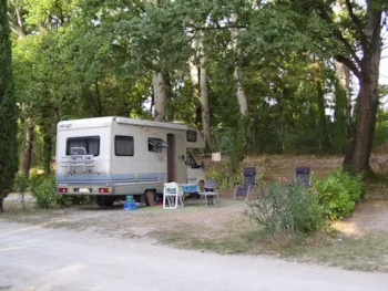 Stellplatz - Stellplatz + Fahrzeug - Camping de L'Hérein