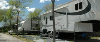 Stellplatz - Stellplatz Geraneo 90M²: Auto + Zelt Oder Wohnwagen + Strom Oder Wohnmobil + Strom - Camping Madrid Arco Iris