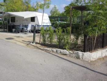 Stellplatz - Stellplatz Amapola 80M²: Auto + Zelt Oder Wohnwagen + Strom Oder Wohnmobil + Strom - Camping Madrid Arco Iris