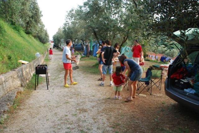 Piazzola : Auto + Tenda/Roulotte O Camper + Elettricità + Raccordo All'acqua Corrente / Scarico