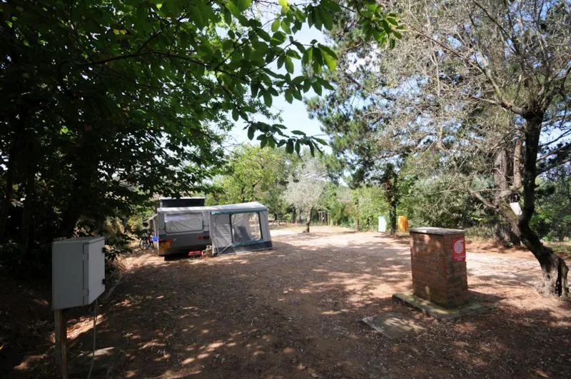 Emplacement Grand: Voiture Ou Moto + Tente/Caravane Ou Camping-Car + Électricité