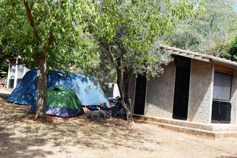 Emplacement: Voiture + Tente/Caravane Ou Camping-Car + Électricité + Sanitaires Privés