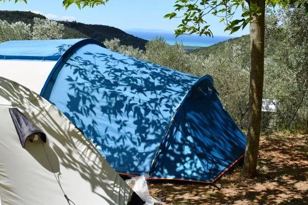 Stellplatz - Stellplatz Medium Panoramica: Auto Oder Motorrad + Zelt/Wohnwagen Oder Wohnmobil + Strom - Camping Blucamp
