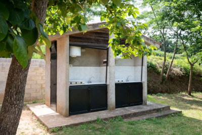 Pitch: car + tent/caravan or camping-car + electricity + toilet blocks — 6