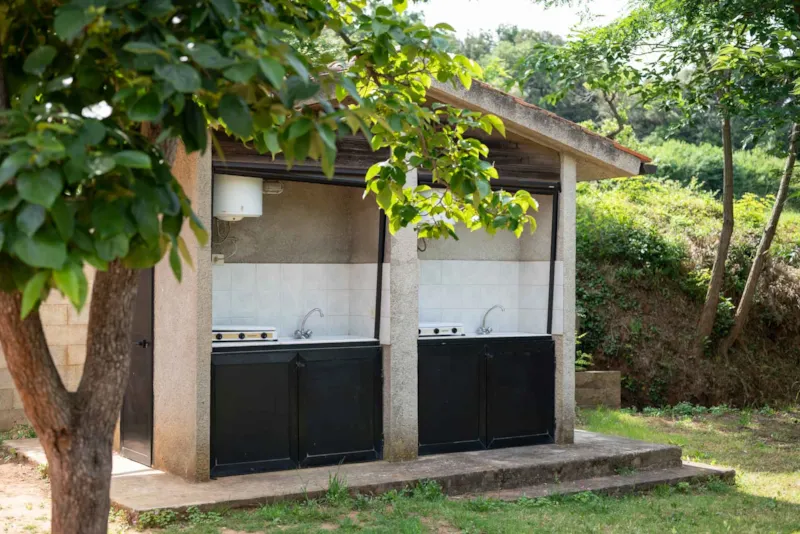 Emplacement: Voiture + Tente/Caravane Ou Camping-Car + Électricité + Sanitaires Privés