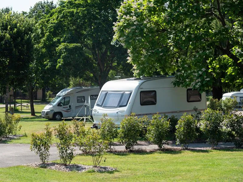 Standplaats : auto + caravan of camper