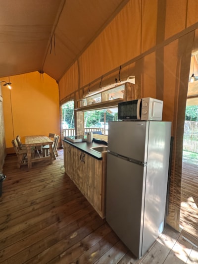 Lodge tent (no animals) — 3