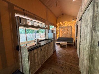 Lodge tent (no animals) — 4