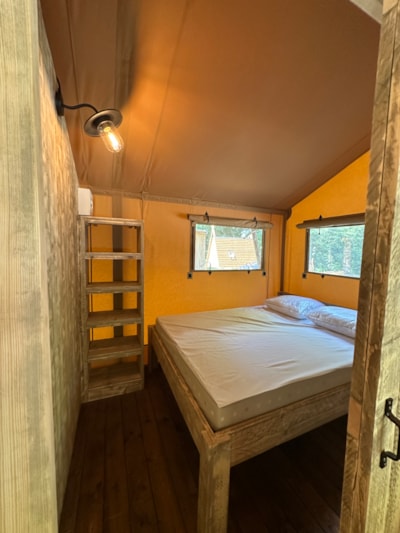 Lodge tent (no animals) — 6