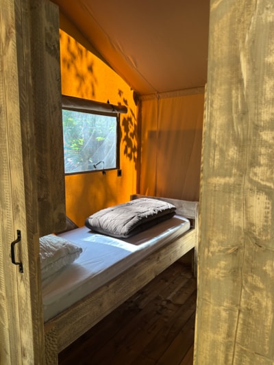 Lodge tent (no animals) — 7