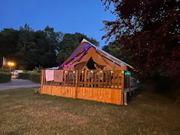 Mietunterkunft - Zelt Crusoé 32 M² - Domaine du Lac de Condé