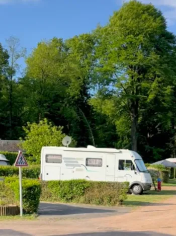 Stellplatz - Stellplatz + Stromanschluss + 1 Auto + Zelt, Wohnwagen Oder Wohnmobil - Domaine du Lac de Condé