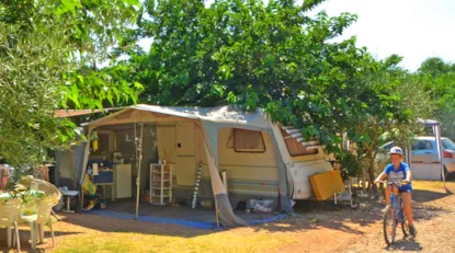 Piazzola Confort (1 Tenda, Roulotte, Camper / 1 Auto / Elettricità 10A)