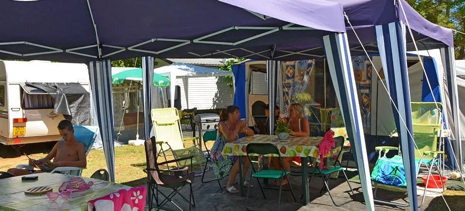 Emplacement - Emplacement : Tente/Caravane + Électricité - Camping Bel Air