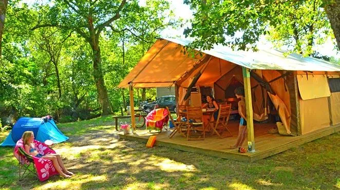 Mietunterkunft - Zelt Eco 30M² 2 Zimmer (Ohne Sanitäranlagen) + Überdachte Terrasse - Camping La Clairière