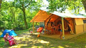 Mietunterkunft - Zelt Eco 30M² 2 Zimmer (Ohne Sanitäranlagen) + Überdachte Terrasse - Camping La Clairière