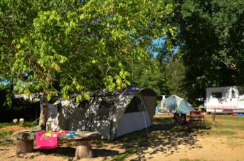 Stellplatz - Stellplatz Privilège (Zelt, Wohnwagen, Wohnmobil / 1 Auto / Strom 10A)  ~ 110M² - Camping La Clairière