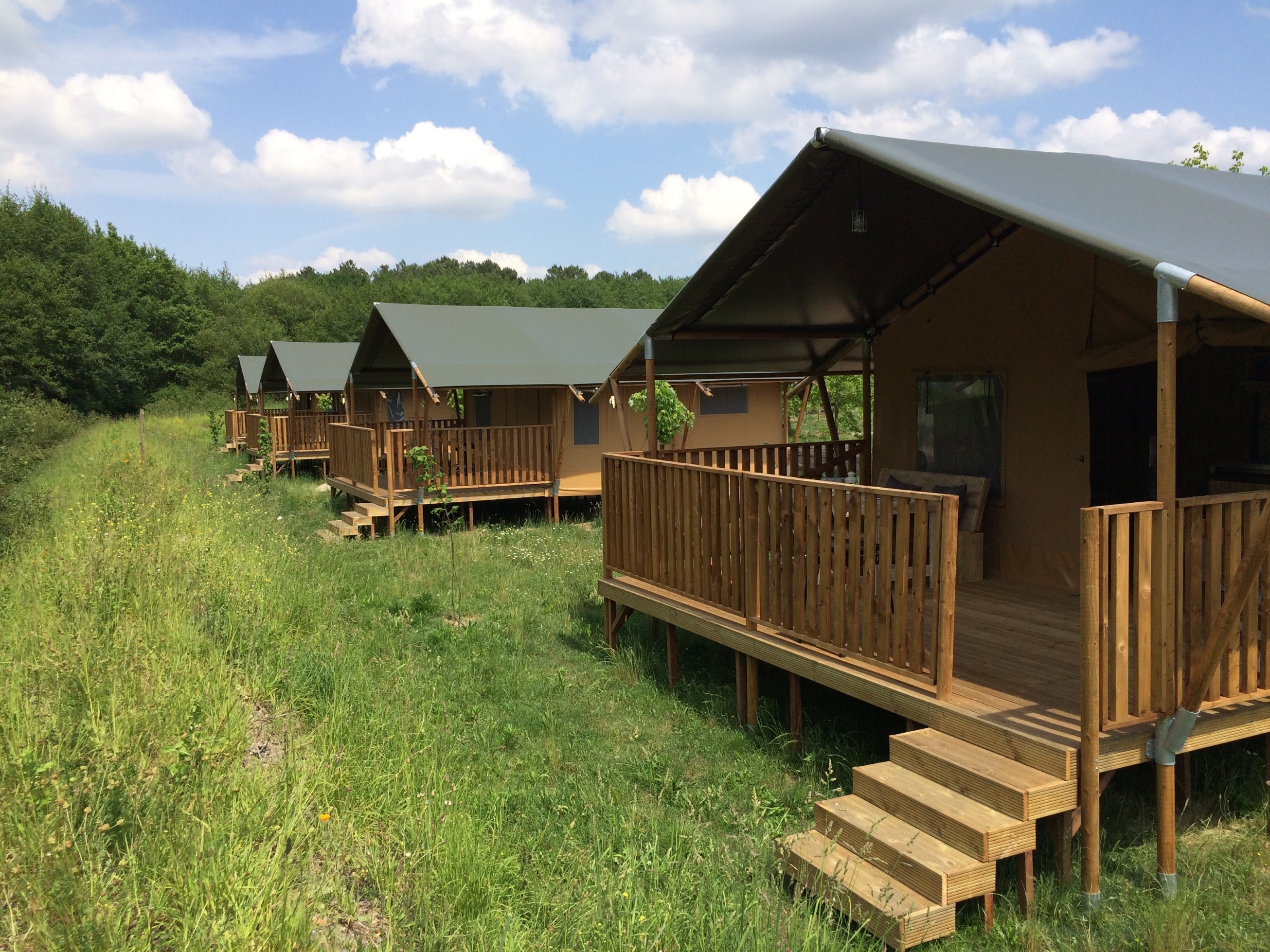 Location - Tente Safari Standard (2 Chambres) + Terrasse Couverte - Camping La Clairière