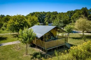 Mietunterkunft - Zelt Lodge Confort (2 Zimmer) + Überdachte Terrasse - Camping La Clairière