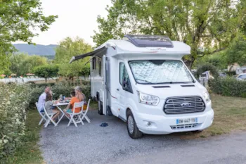 Stellplatz - Reisemobil-Komfortpaket - Sites et Paysages Les Prés Hauts