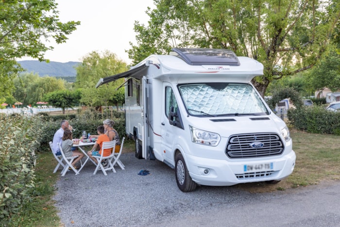 Emplacement Confort Avec Electricité Et Eau - Camping Car