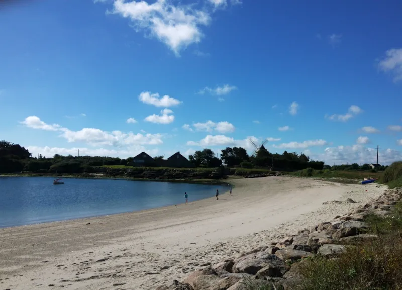 Emplacement Stabilisé – Camping-Car/Caravane (Électricité 10Amp – Sans Sanitaire)