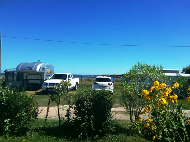 Emplacement Stabilisé – Camping-Car/Caravane (Électricité 10Amp – Sans Sanitaire)