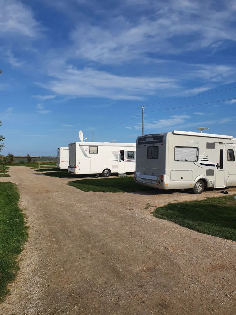 Emplacement Stabilisé – Camping-Car/Caravane (Électricité 10Amp – Sans Sanitaire)