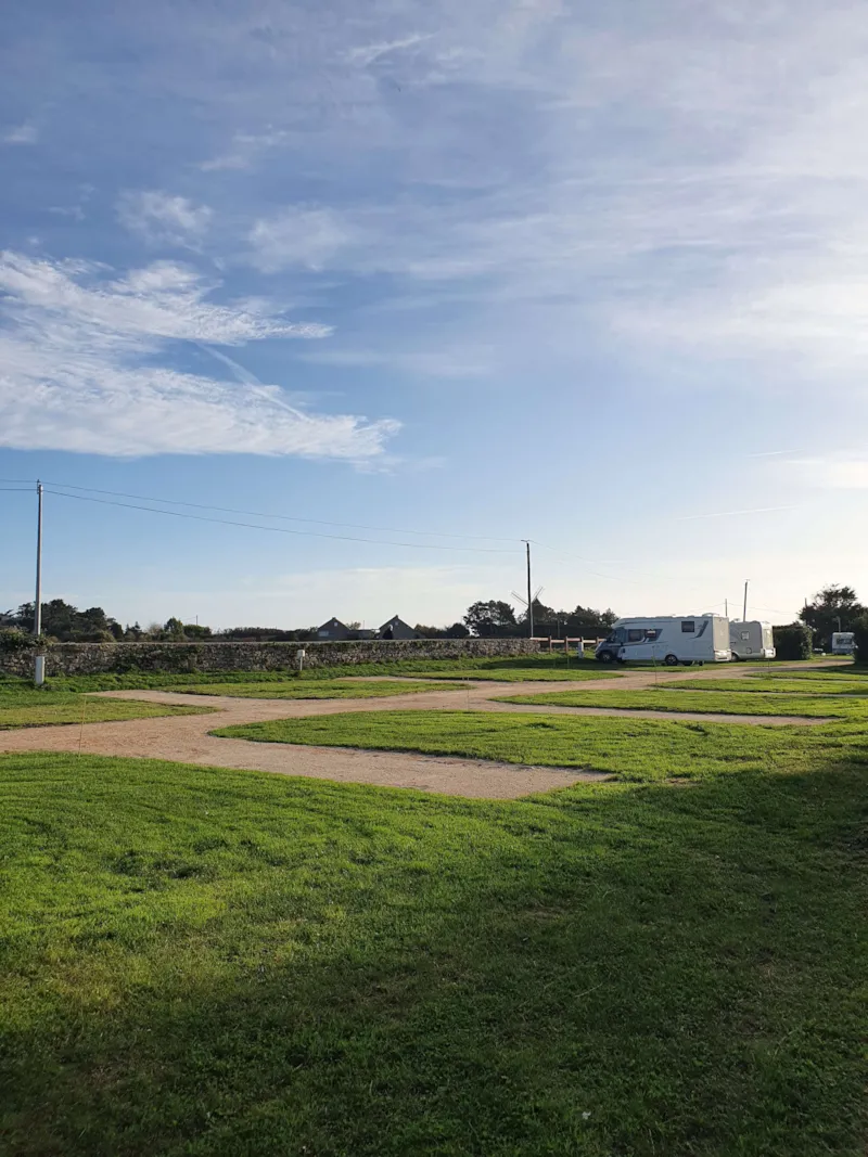 Emplacement Stabilisé – Camping-Car/Caravane (Électricité 10Amp – Sans Sanitaire)