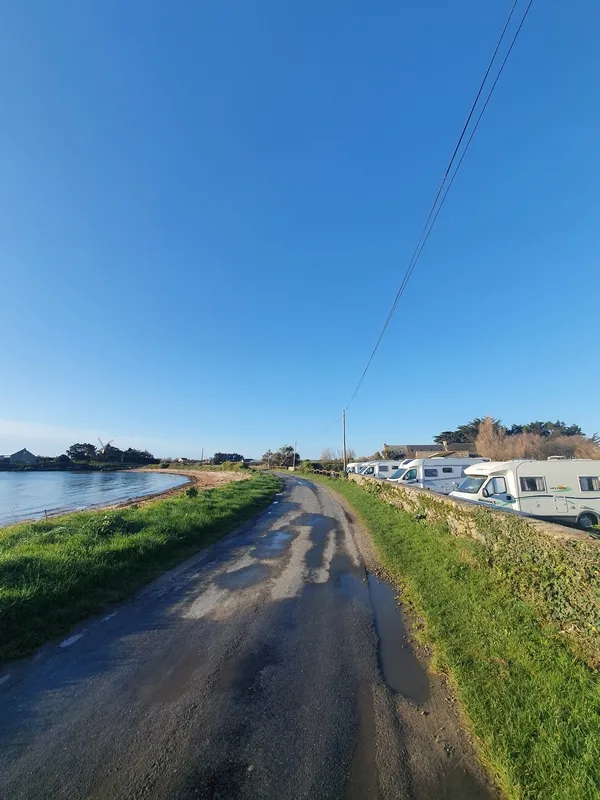 Emplacement Stabilisé – Camping-Car/Caravane (Électricité 10Amp – Sans Sanitaire)