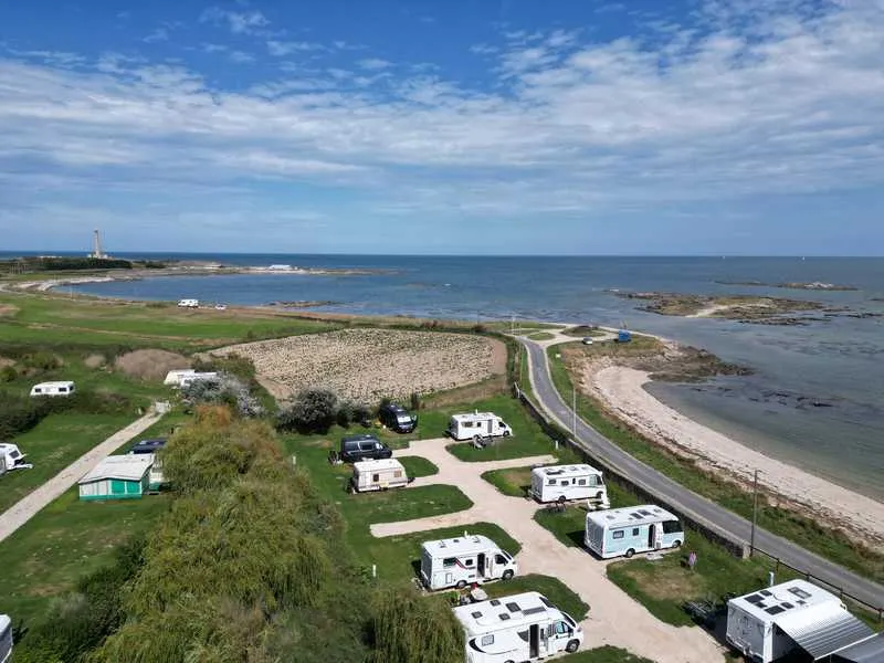 Emplacement Stabilisé – Camping-Car/Caravane (Électricité 10Amp – Sans Sanitaire)