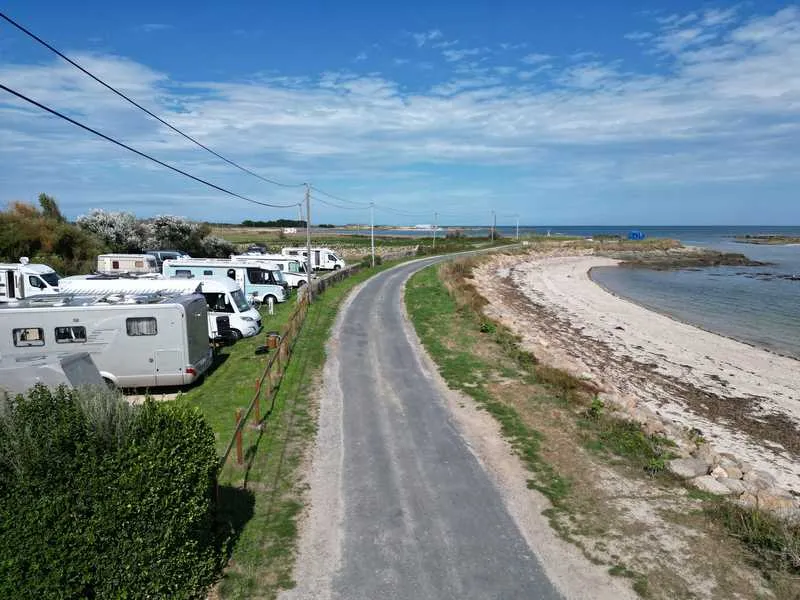 Emplacement Stabilisé – Camping-Car/Caravane (Électricité 10Amp – Sans Sanitaire)