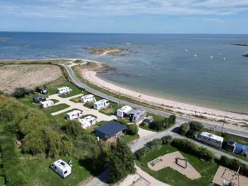 Pitch - Stabilized Pitch – Motorhome/Caravan (Electricity 10Amp – No Sanitary Facilities) - Camping La Ferme du Bord de Mer