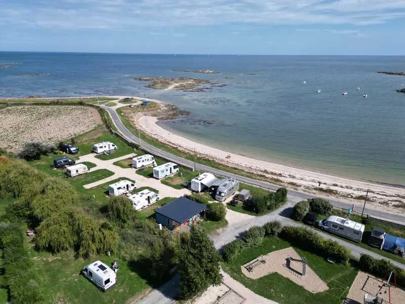 Emplacement Stabilisé – Camping-Car/Caravane (Électricité 10Amp – Sans Sanitaire)