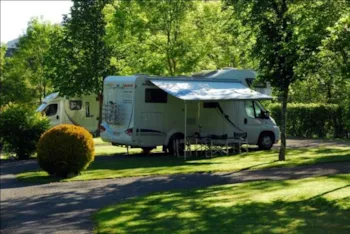Stellplatz - Stellplatz + Wohnmobil - Flower Camping Pyrénées Natura