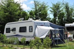 Kampeerplaats(en) - Pakket Confort / Auto / Tent / Caravan Of Camper / Elektriciteit 16A - Camping Cabestan